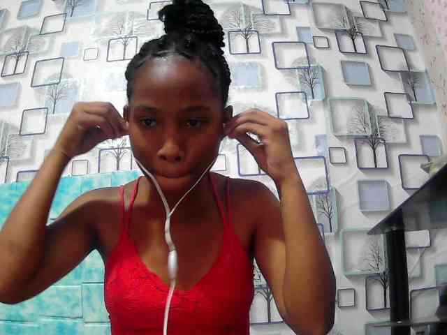Larah00 webcam