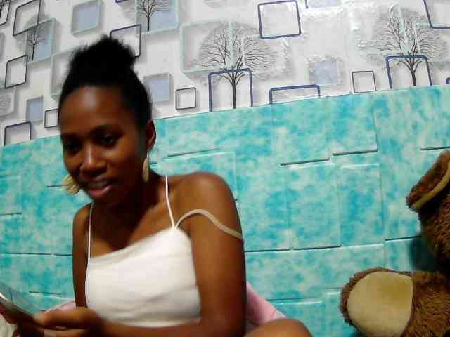 Larah00 webcam