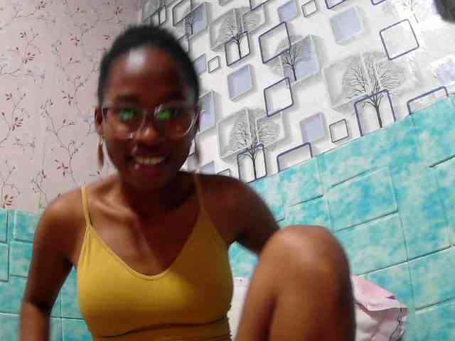 Larah00 webcam
