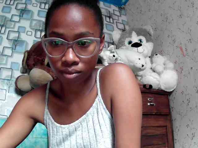 Larah00 webcam