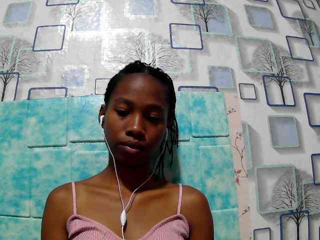 Larah00 webcam
