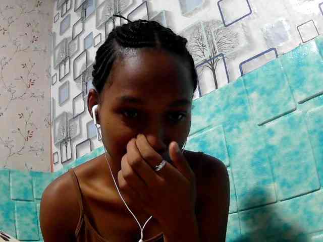 Larah00 webcam