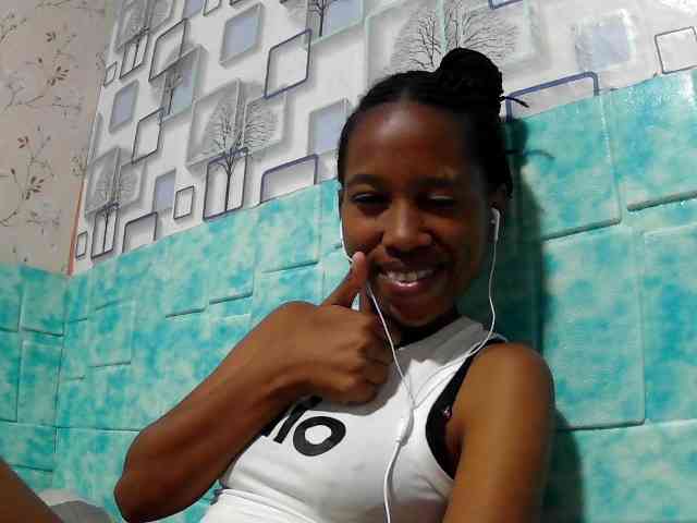 Larah00 webcam