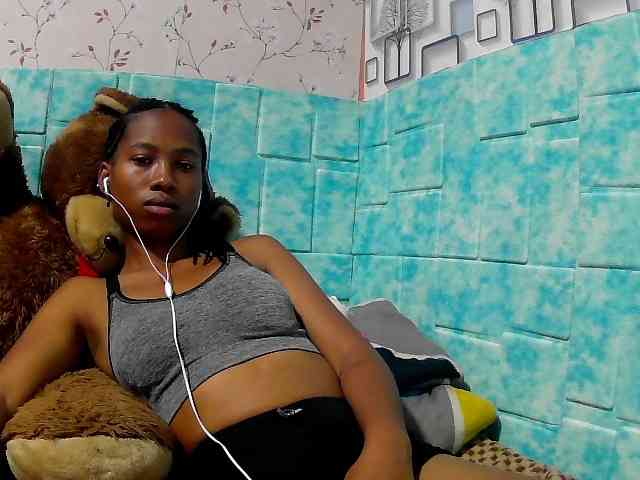 Larah00 webcam
