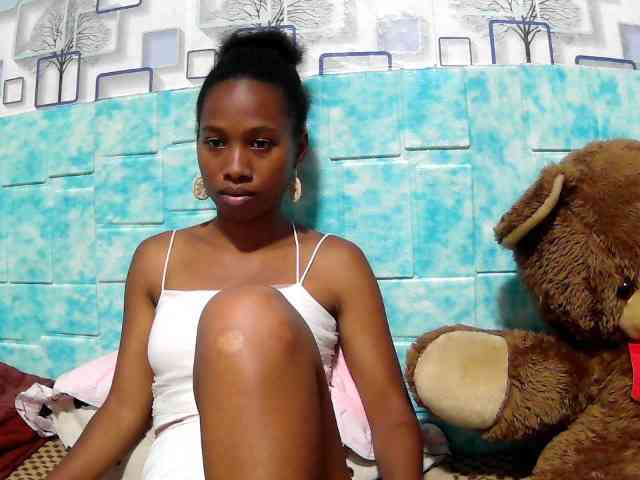 Larah00 webcam