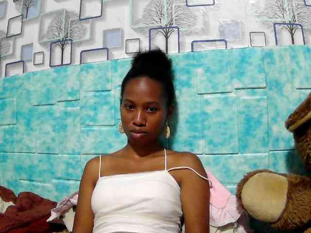 Larah00 webcam