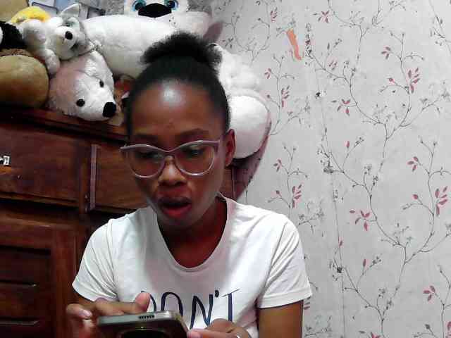 Larah00 webcam