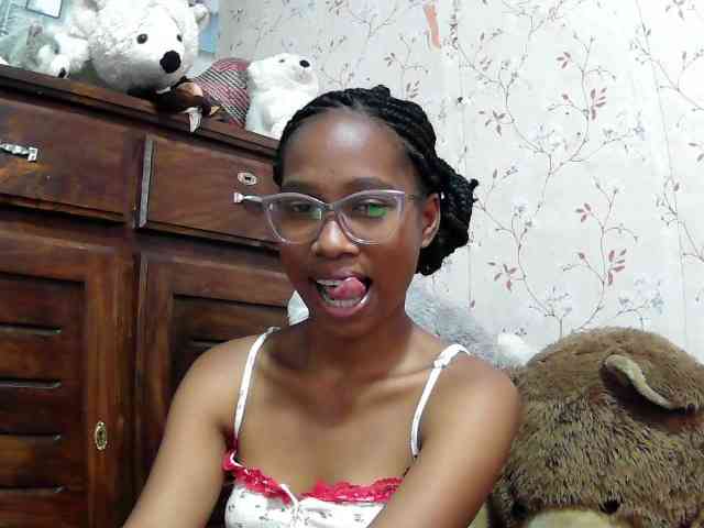 Larah00 Live Webcam on BongaCams