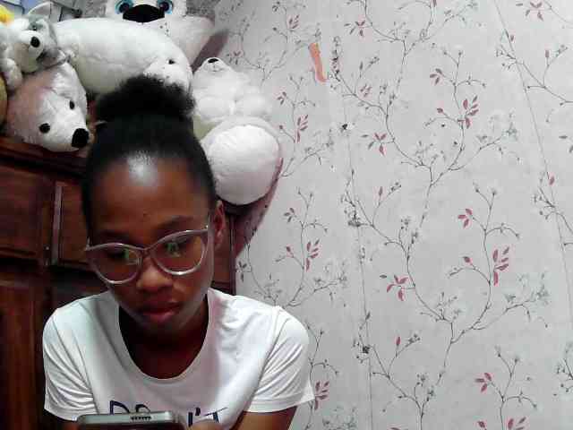 Larah00 webcam