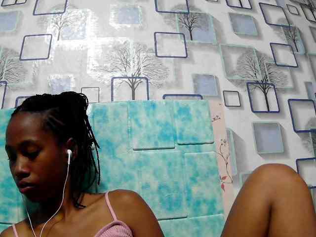 Larah00 webcam
