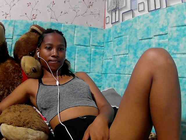 Larah00 webcam