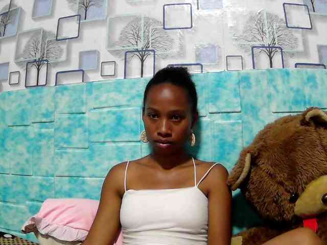 Larah00 webcam