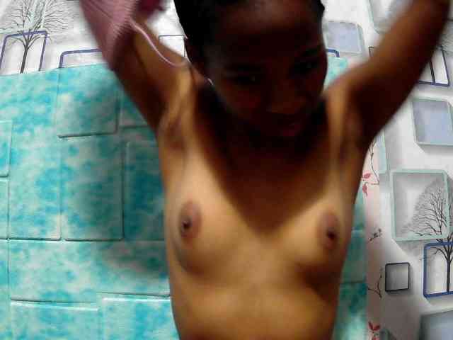Larah00 webcam