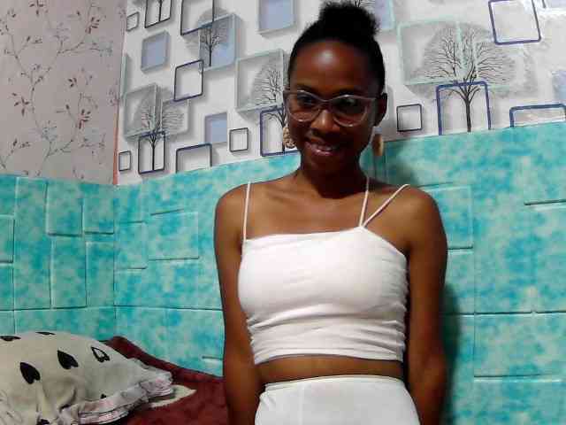 Larah00 webcam