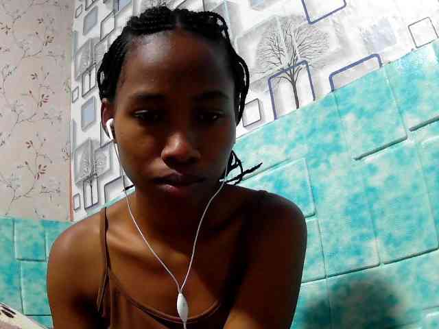 Larah00 webcam