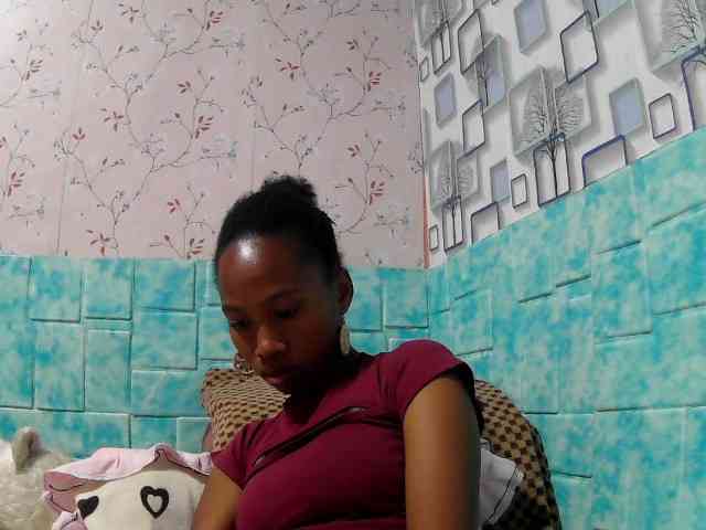 Larah00 webcam