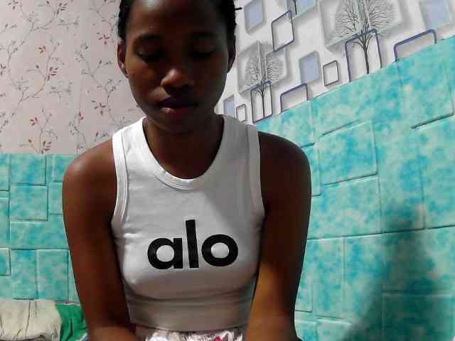Larah00 webcam