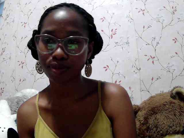 Larah00 webcam