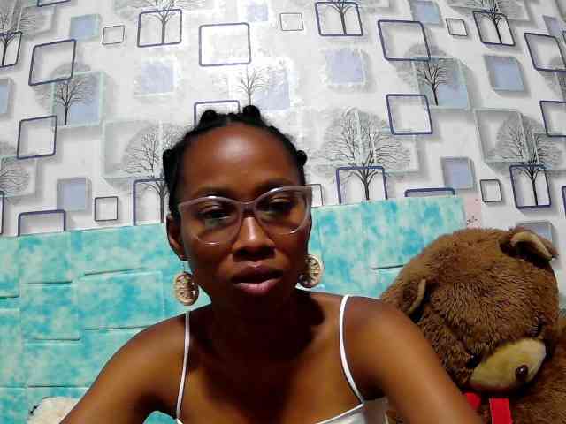 Larah00 webcam