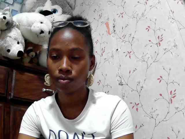 Larah00 webcam