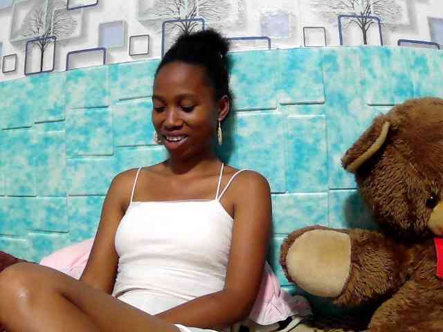 Larah00 webcam