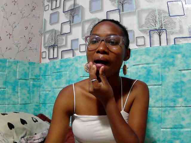 Larah00 webcam