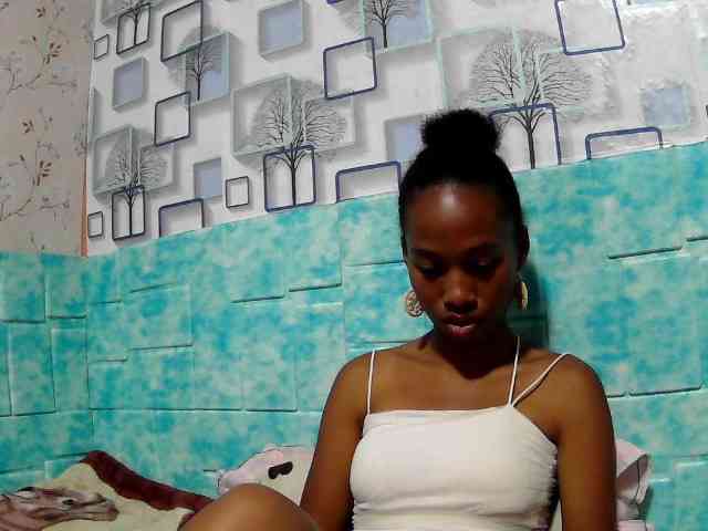 Larah00 webcam