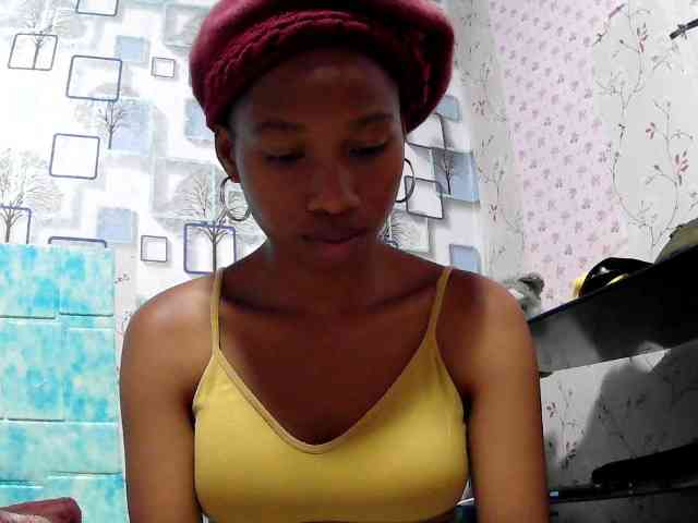 Larah00 webcam