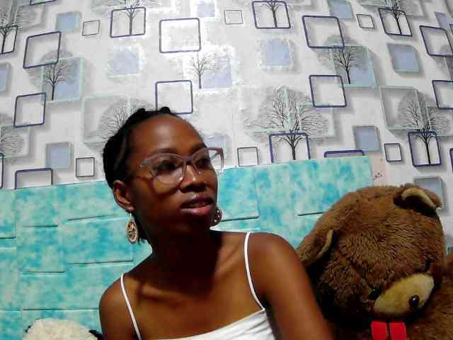 Larah00 webcam