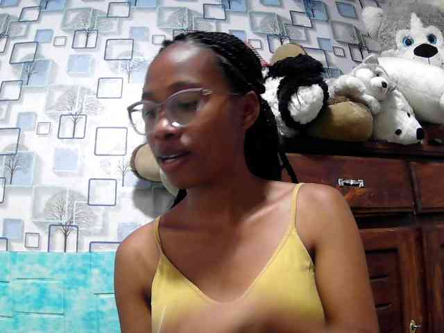 Larah00 webcam