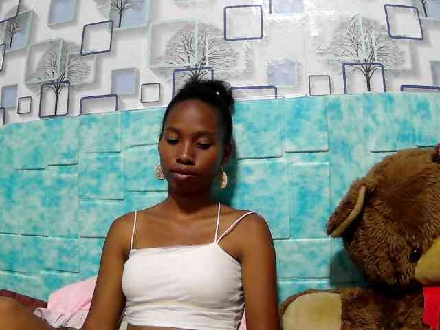 Larah00 webcam
