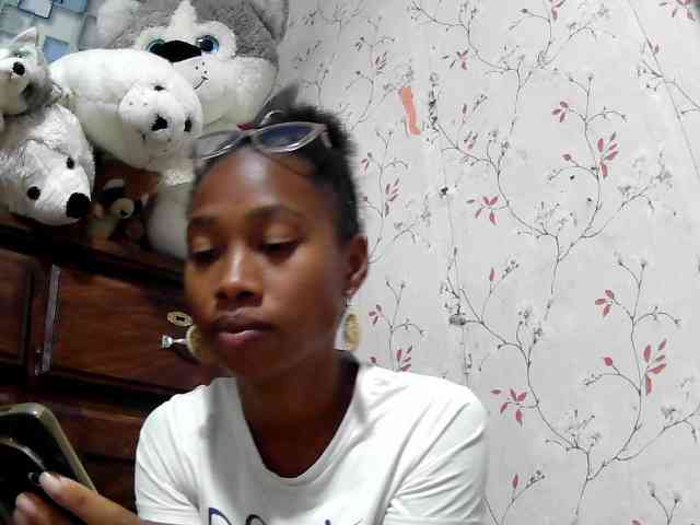 Larah00 webcam