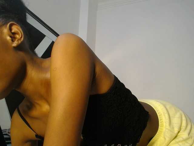 QueenLeyla's BongaCams show and profile