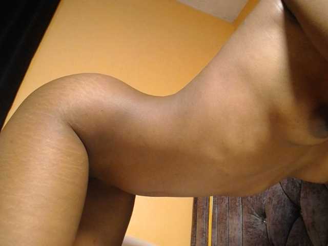 QueenLeyla's BongaCams show and profile