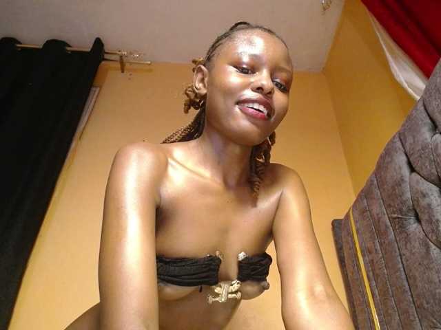 QueenLeyla's BongaCams show and profile