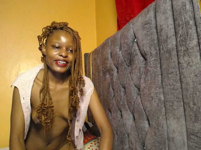 QueenLeyla's BongaCams show and profile