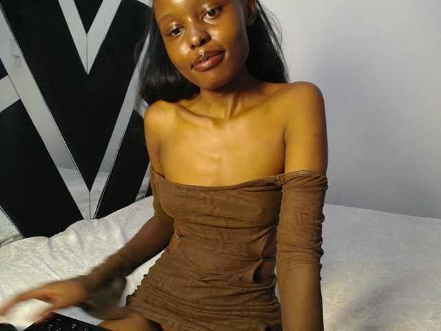 QueenLeyla's BongaCams show and profile