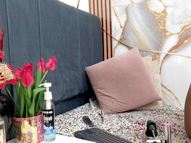 EMMAKOOLG's BongaCams show and profile