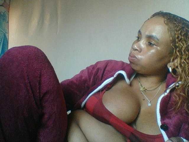 Amanah's BongaCams show and profile