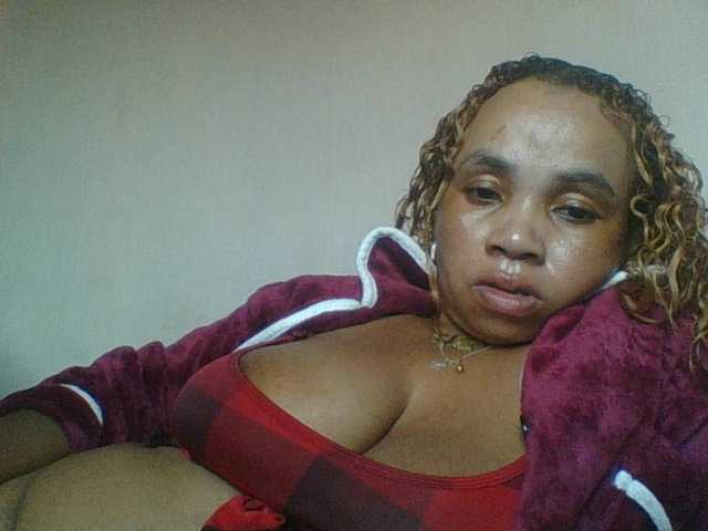 Amanah's BongaCams show and profile