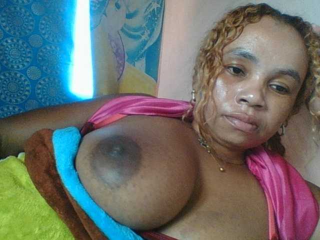 Amanah's BongaCams show and profile