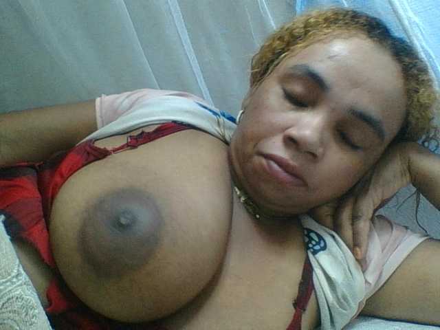 Amanah's BongaCams show and profile