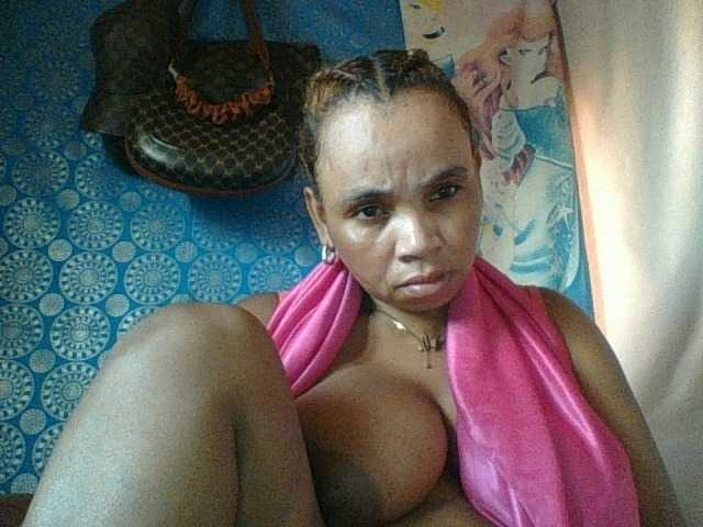 Amanah's BongaCams show and profile