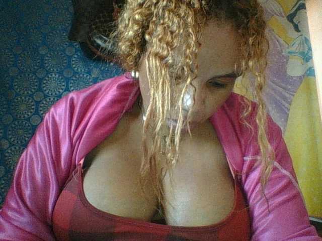 Amanah's BongaCams show and profile