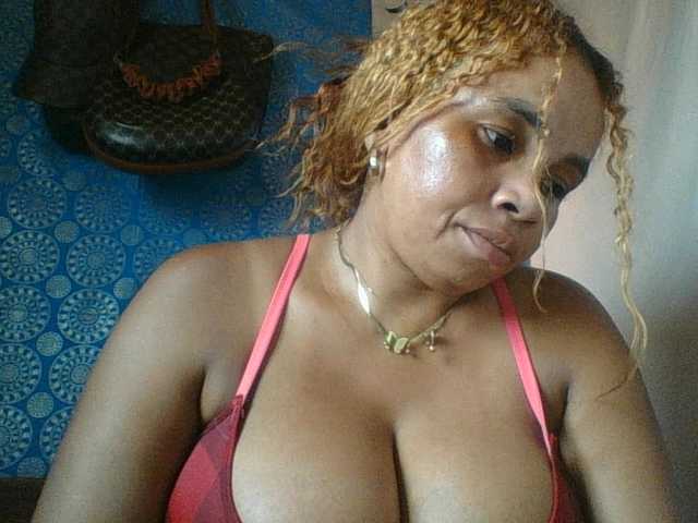 Amanah's BongaCams show and profile