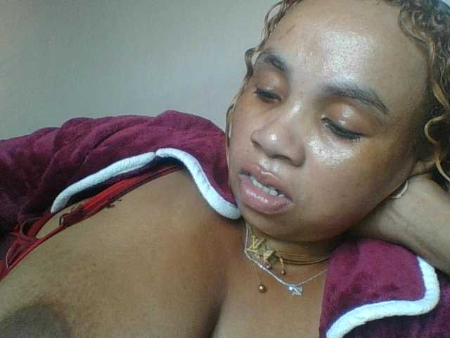 Amanah's BongaCams show and profile