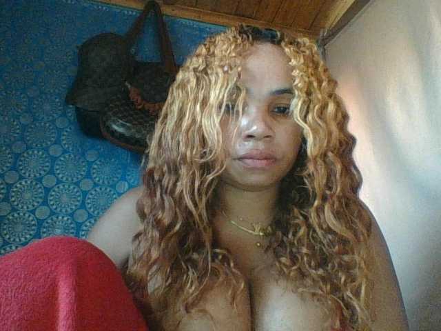 Amanah's BongaCams show and profile