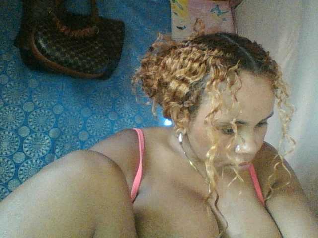 Amanah's BongaCams show and profile