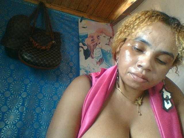 Amanah's BongaCams show and profile