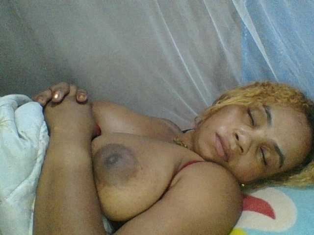 Amanah's BongaCams show and profile